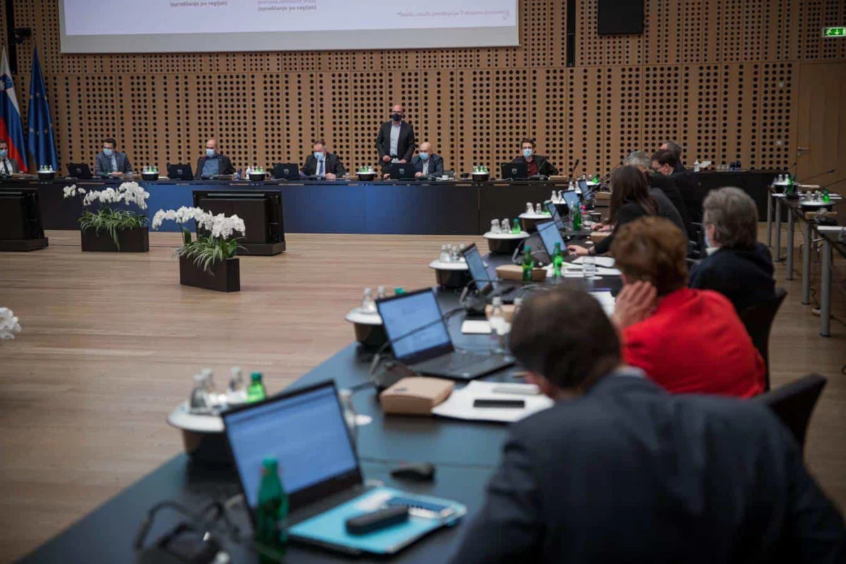 Bratuša: Število covidnih bolnikov je po dolgem času padlo pod tisoč, vlada ponovno zaseda