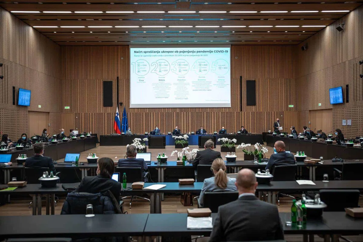 Vlada odločitev o dodatnem sproščanju ukrepov prestavila na četrtek. Tonin ob tem obljublja, da se bodo držali semaforja