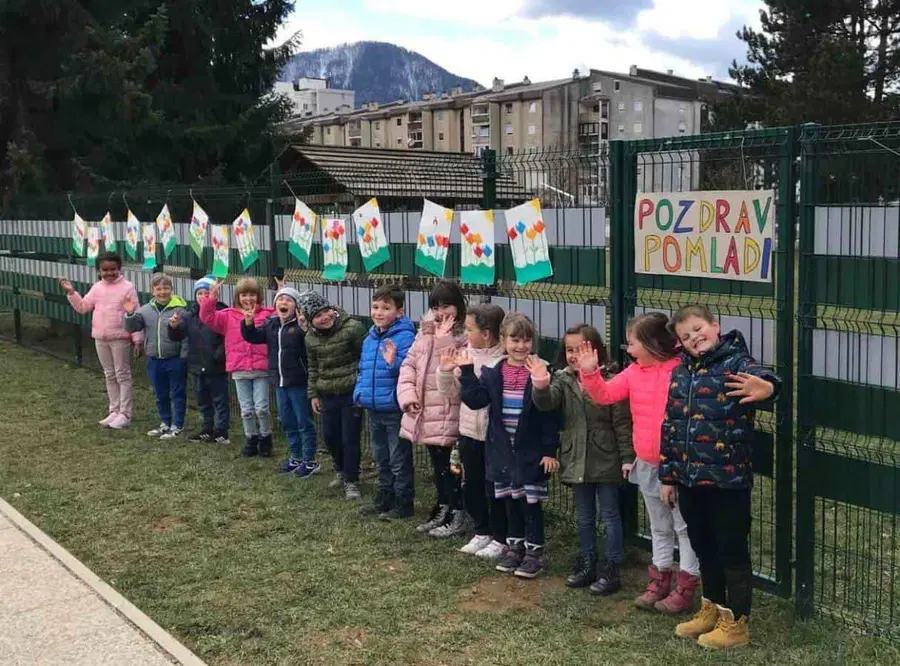 Ravenski prvošolčki ob prihodu pomladi pripravili razstavo
