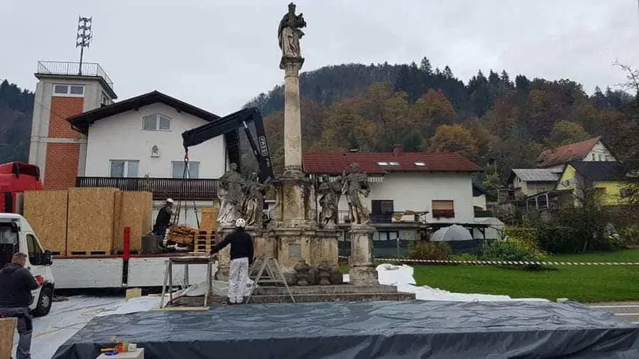 Ob demontaži Marijinega znamenja v Radljah ob Dravi naleteli na zanimivo odkritje