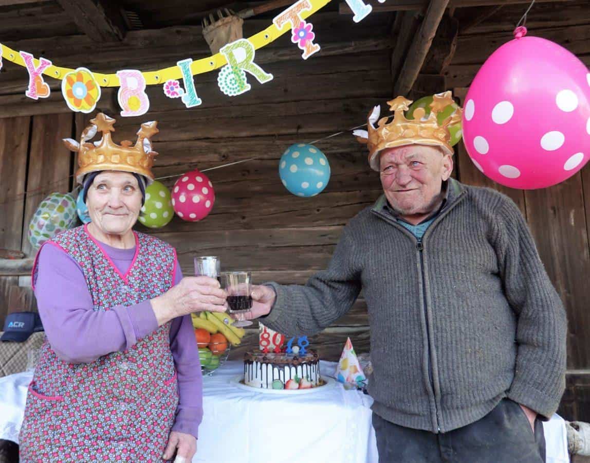 DPMŽ Koroške ne pomaga samo živalim: Micki in Albretu pripravili nepozabno praznovanje