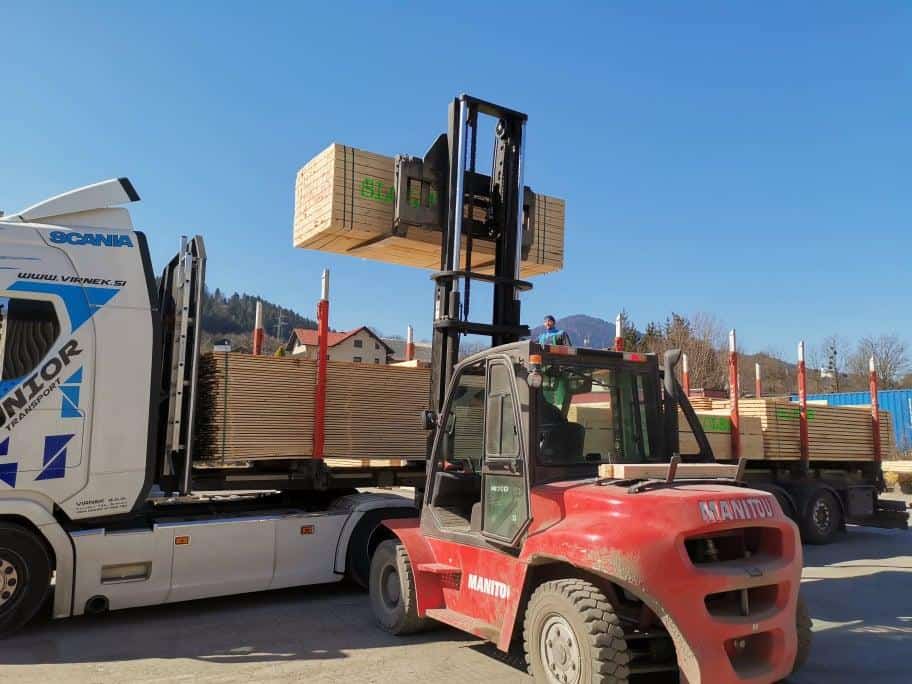 Izpred Žage v Otiškem Vrhu na pot proti hrvaški Petrinji krenila dva kamiona pomoči v obliki žaganega lesa