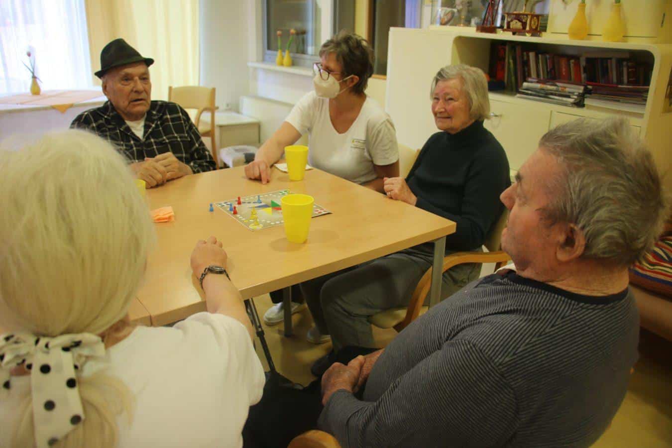 Stanovalci in zaposleni slovenjgraškega doma starostnikov v pričakovanju obiska predsednika Pahorja