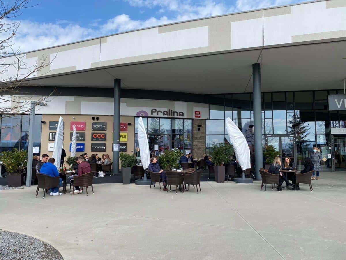 FOTO: Novomeški gostinci pozdravljajo odprtje gostilniških teras in vrtov, prve mize zasedene že takoj po odprtju