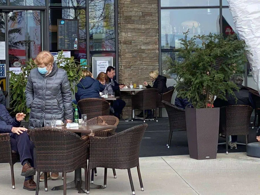 Sindikat delavcev gostinstva in turizma: "Sporočamo vam, da ne zmoremo več!" Vlada bi morala omogočiti strežbo na terasah in vrtovih po vsej državi