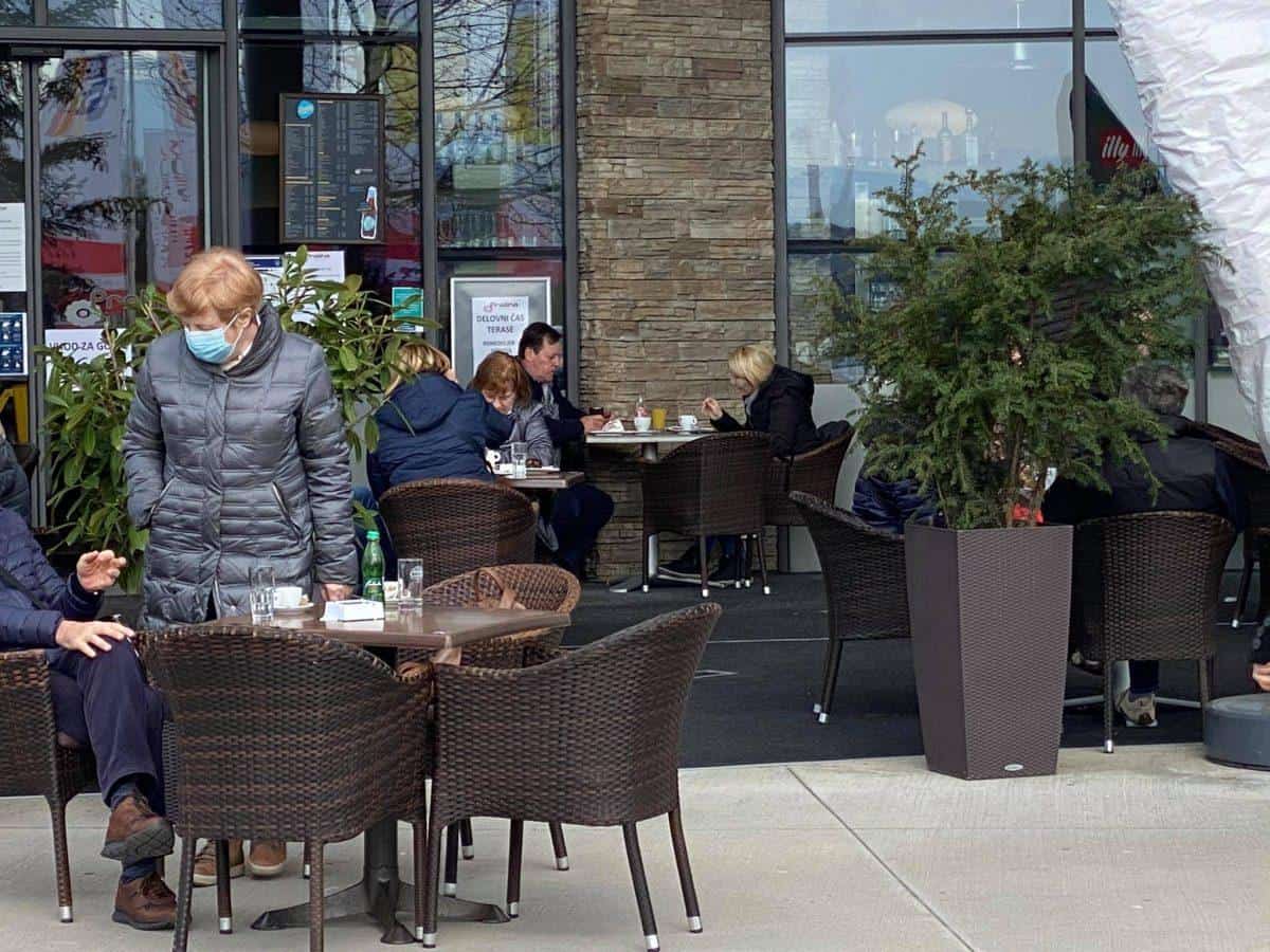 Sindikat delavcev gostinstva in turizma: "Sporočamo vam, da ne zmoremo več!" Vlada bi morala omogočiti strežbo na terasah in vrtovih po vsej državi