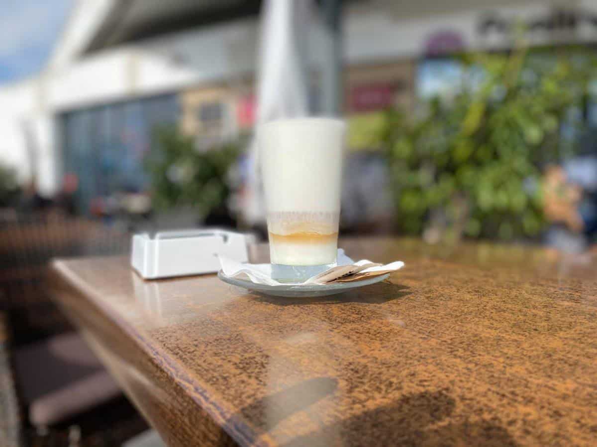 Svetovalna skupina za covid-19 danes o morebitnih novih ukrepih za zajezitev epidemije