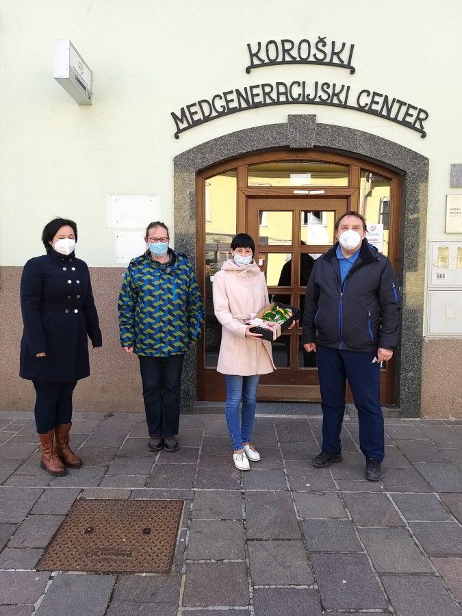 Uporabniki VDC Ravne z rožicami razveseljujejo ženske