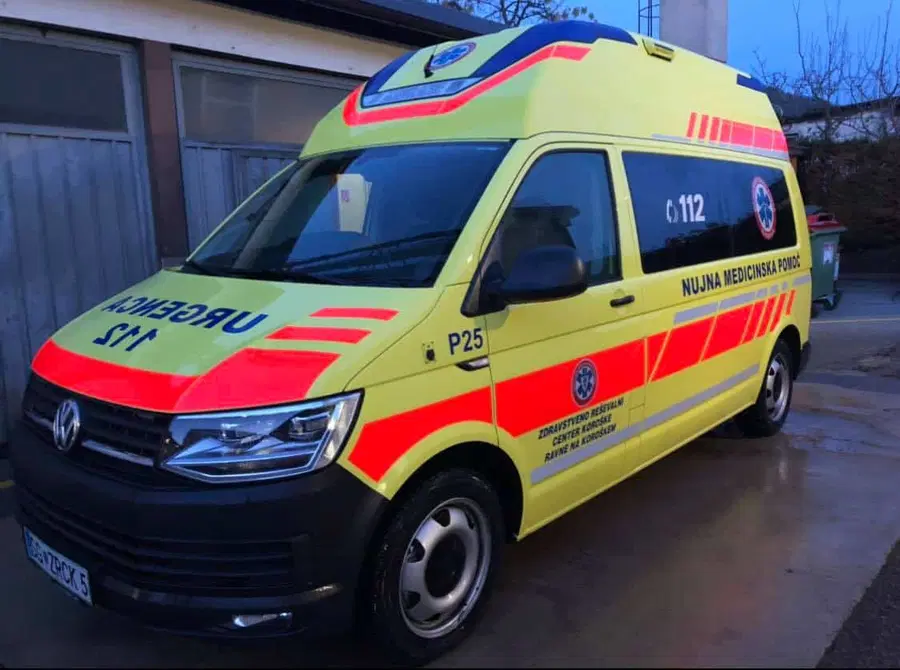 Ekipa ZRCK: "V zgodnjih jutranjih urah se je v reševalnem vozilu porodilo dete"
