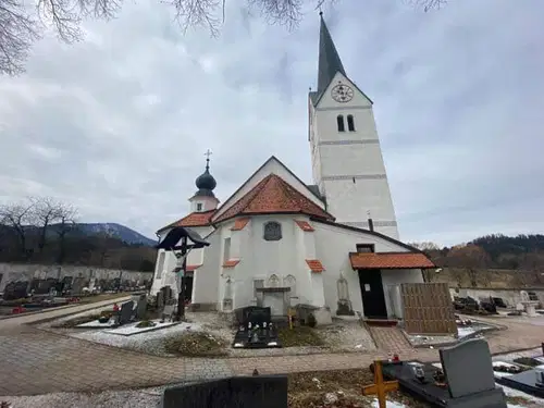 Vlada spremenila merilo števila oseb v kulturnih in verskih objektih v petih regijah, tudi na Koroškem