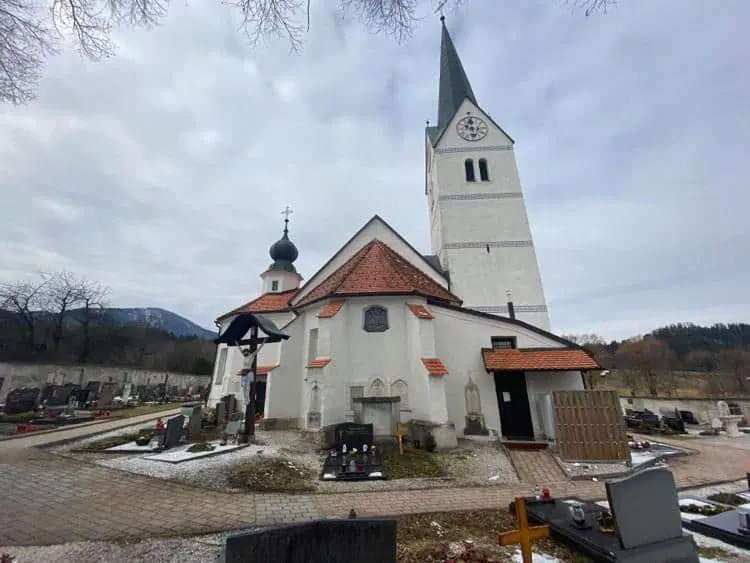 Vlada spremenila merilo števila oseb v kulturnih in verskih objektih v petih regijah, tudi na Koroškem