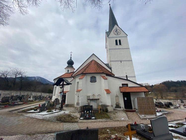 Vlada spremenila merilo števila oseb v kulturnih in verskih objektih v petih regijah, tudi na Koroškem