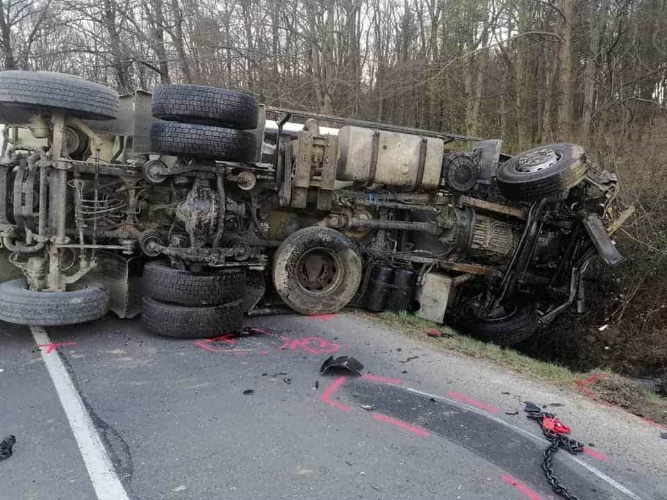 V prometni nesreči pri Ločiču umrl voznik osebnega avtomobila