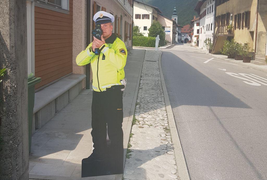 AVP policiji predala 16 silhuet policistov z radarjem