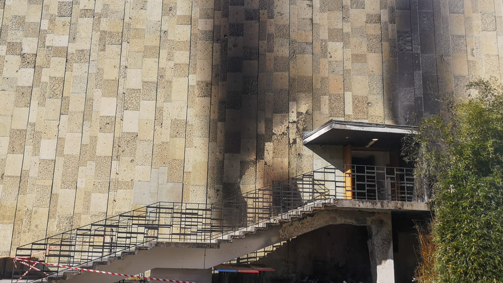 Neznanci zanetili ogenj pred Domom kulture Velenje