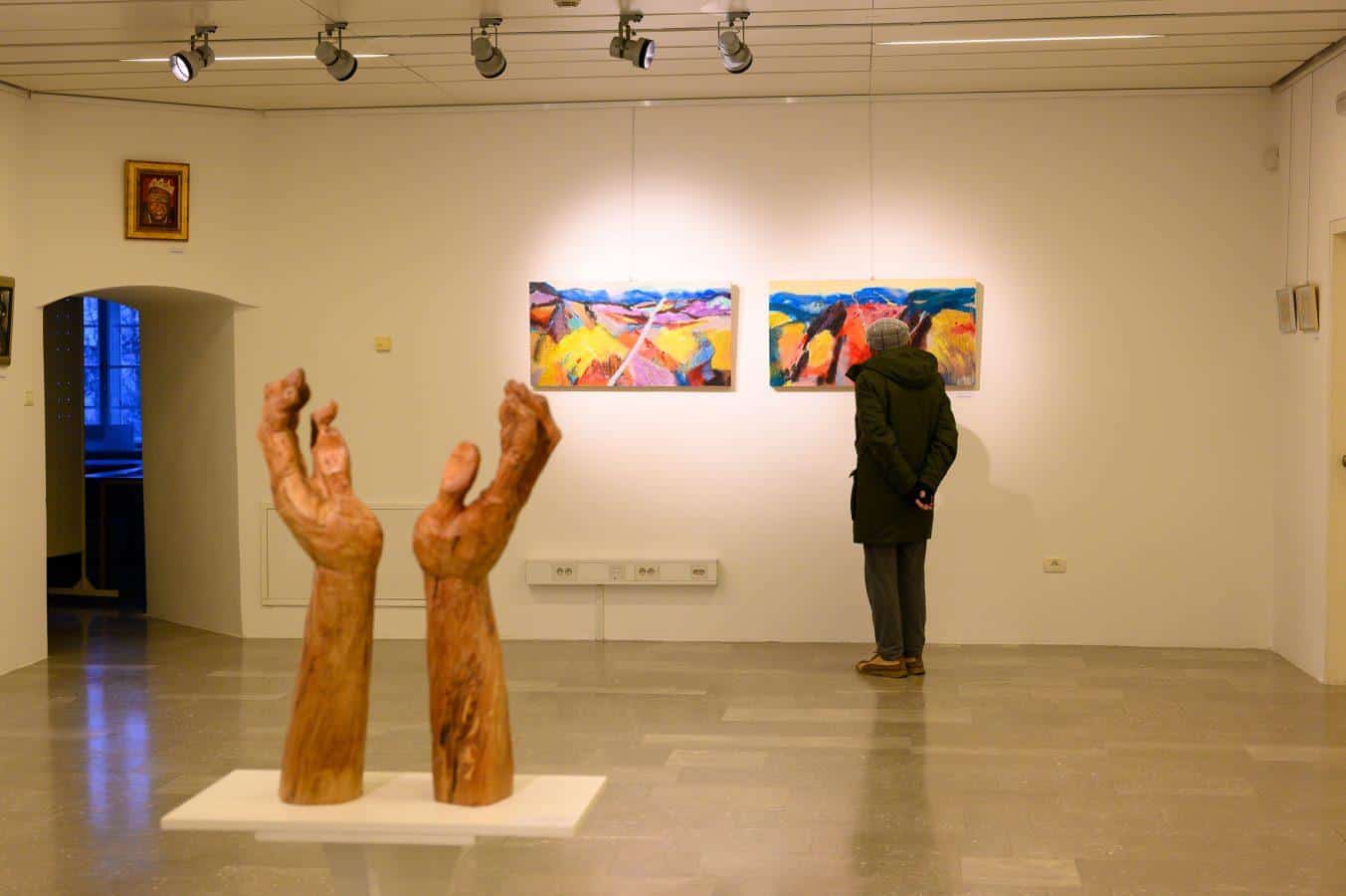 V grajskem razstavišču na ogled redna letna razstava koroških likovnikov