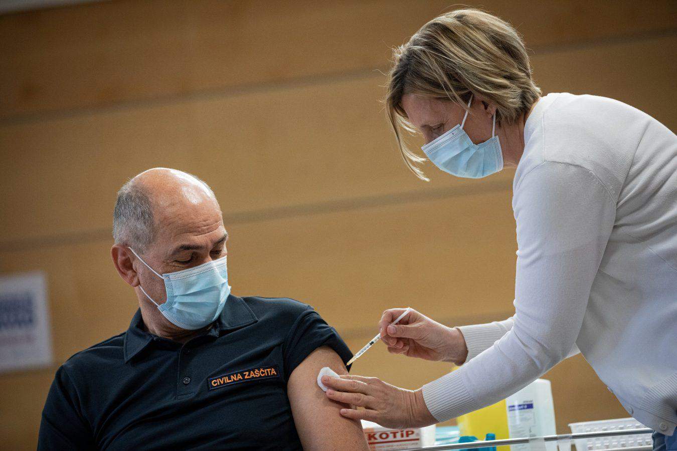 V petek več kot tisoč novih okužb. Janša: Zaskrbljujoči trendi Covida-19 slovenske regije vsak dan bolj barvajo v rdeče. April bo žal podoben lanskemu