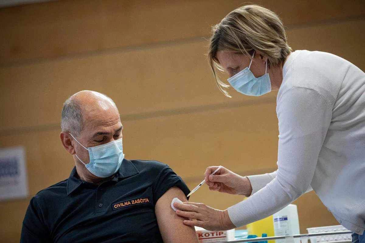 V petek več kot tisoč novih okužb. Janša: Zaskrbljujoči trendi Covida-19 slovenske regije vsak dan bolj barvajo v rdeče. April bo žal podoben lanskemu