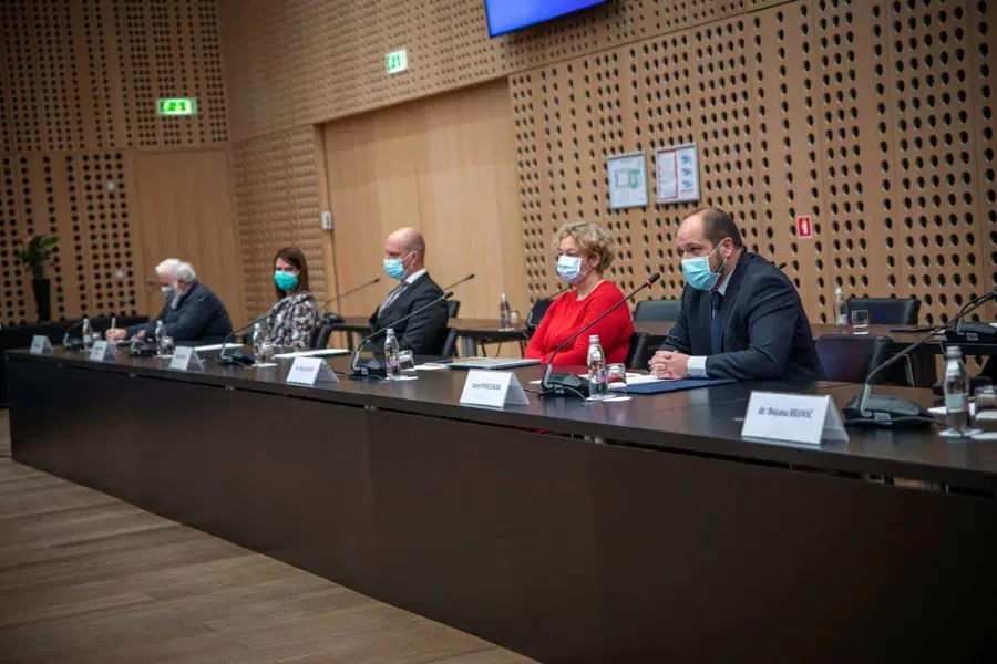 Poklukar: V primeru tretjega vala izhodišče ne bo nič, ampak 450 covidnih bolnikov v slovenskih bolnišnicah