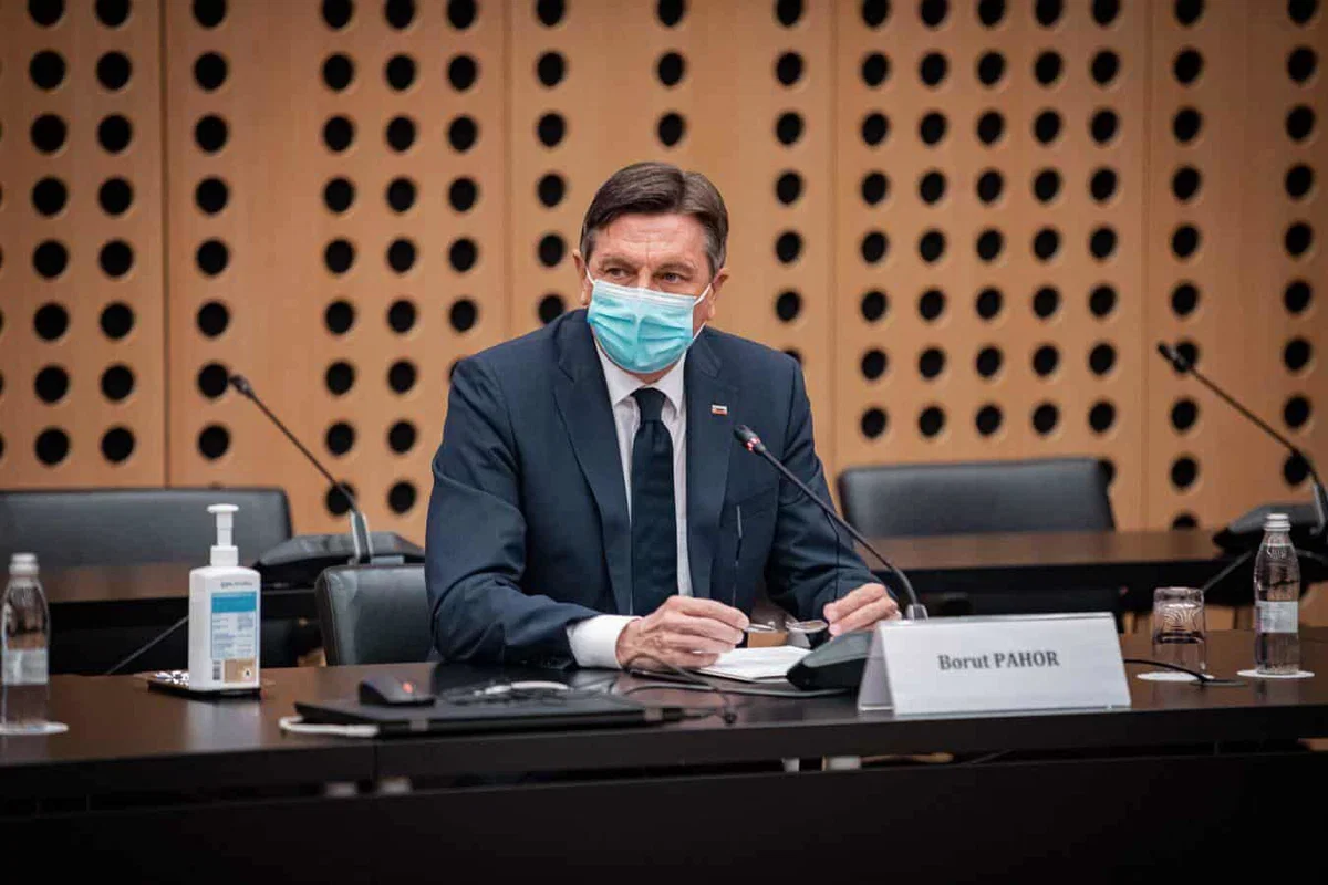 Politika na posvetu pri Pahorju neenotna glede strogega zaprtja države