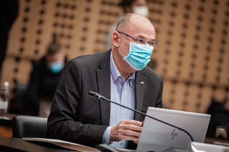 Kacin: Vseh pacientov v bolnišnice ne bomo mogli sprejeti v Sloveniji. V trenutnih razmerah gre za diktat manjšine necepljenih in neodgovornih nad večino
