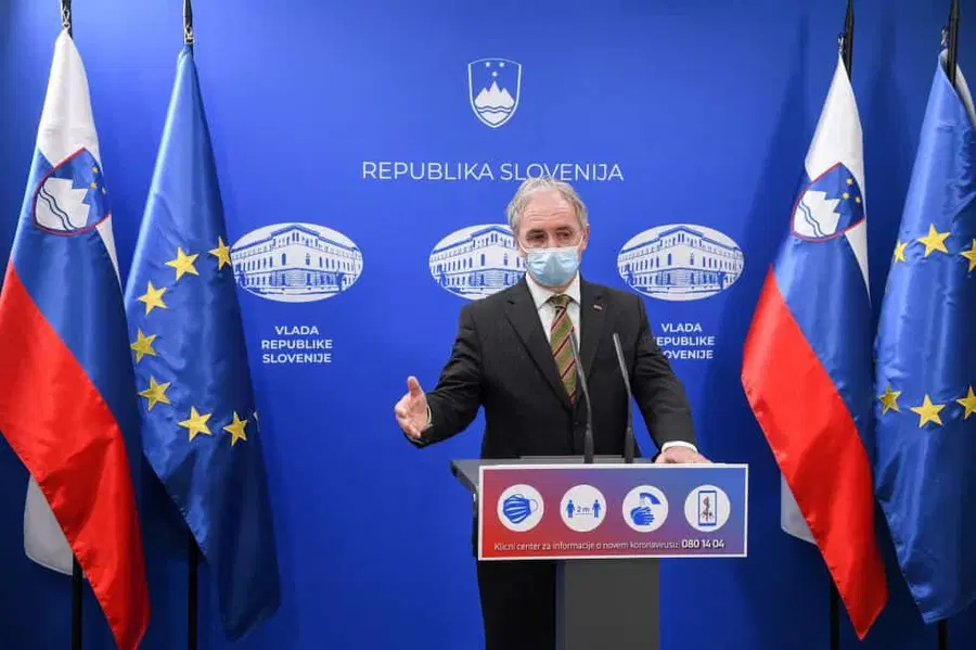 Hojs: S ponedeljkom dovoljeno zbiranje do 100 oseb na shodih