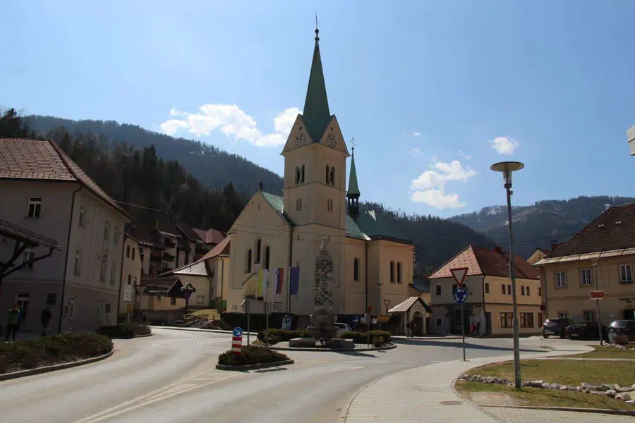Osrednje krožišče v Črni odslej Plečnikovo krožišče