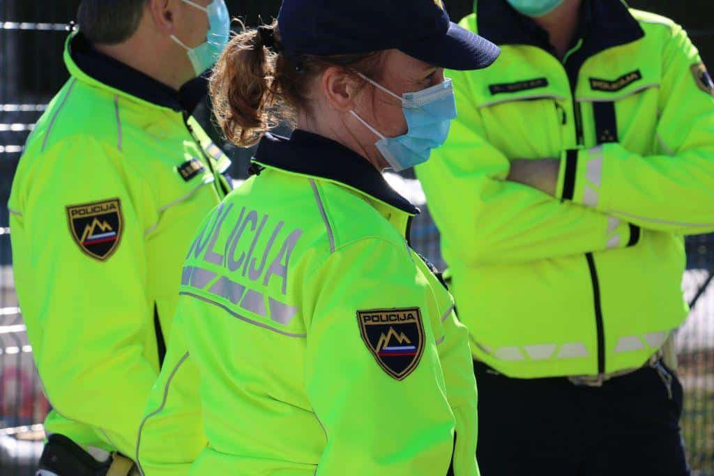 Policisti obravnavali pretep več oseb na igrišču v bližini OŠ Brezno. Poškodbe je utrpelo pet oseb, tudi en mladoletnik