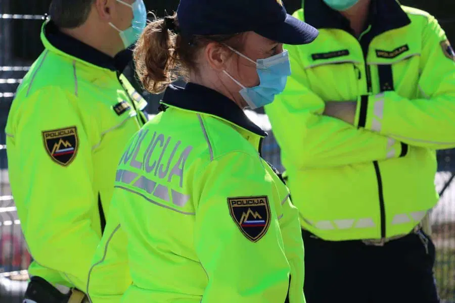 Policisti obravnavali pretep več oseb na igrišču v bližini OŠ Brezno. Poškodbe je utrpelo pet oseb, tudi en mladoletnik