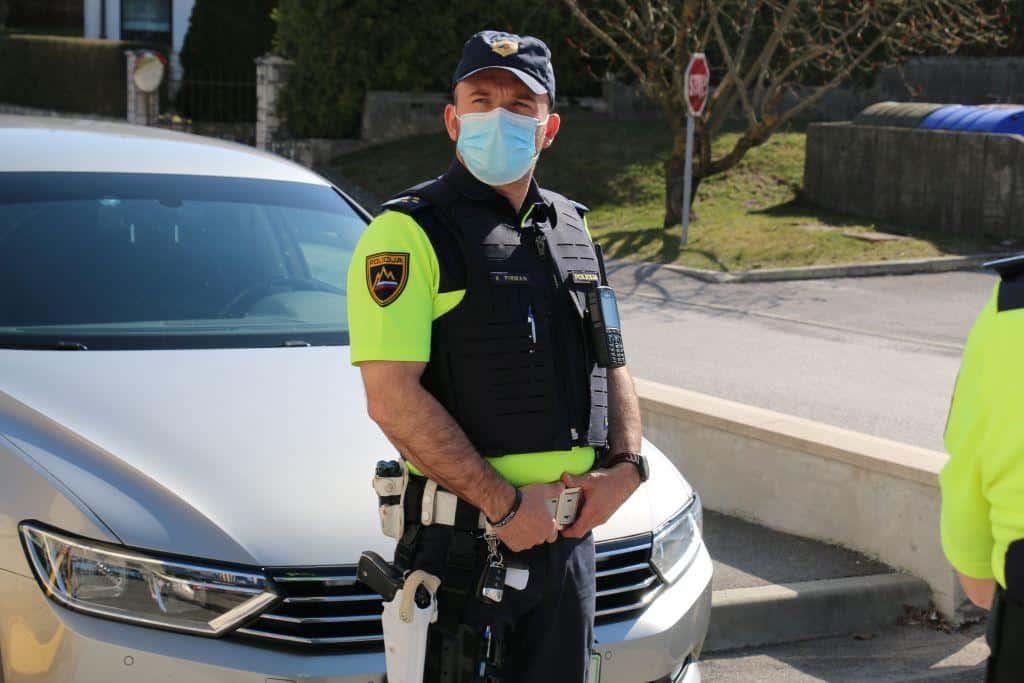 Policija v treh dneh ugotovila 1221 kršitev odlokov za zajezitev epidemije. Posredovala tudi zaradi nenošenja mask občanov v trgovinah