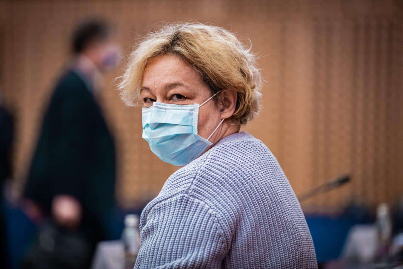 Po predlogu svetovalne skupine šole odprte, v kriznih fazah epidemije širjenje PCT pogojev