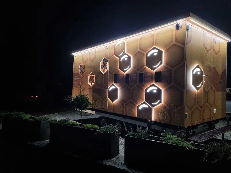 FOTO: Odprli čebelarski paviljon Medena zgodba, ki na svojevrsten način prikazuje delo čebel, čebelarja in sadove njunega skupnega dela