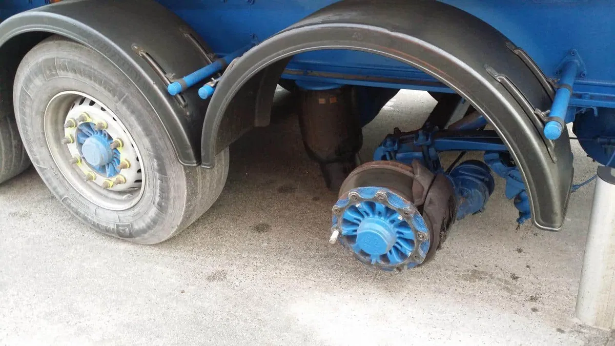 Voznik skupine vozil nevarno blago prevažal brez enega kolesa na vozilu