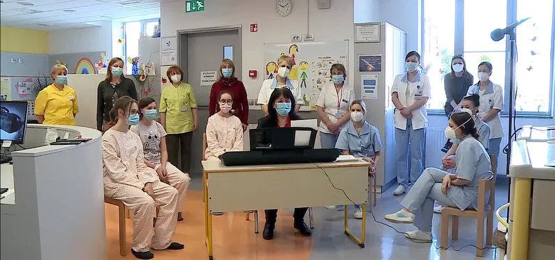 Tako je ob materinskem dnevu zapel priložnostni zborček SB Slovenj Gradec