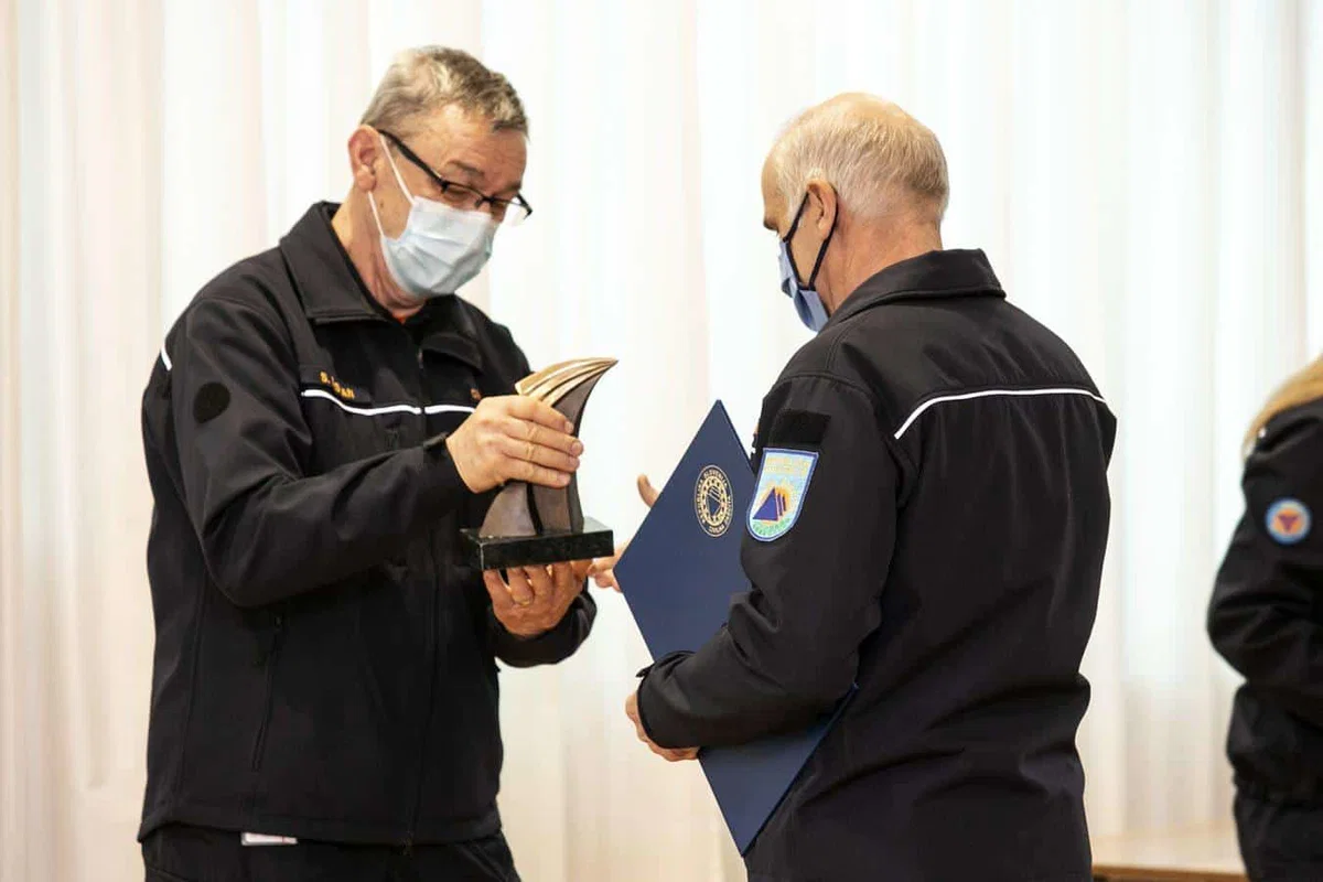 Zvezdan Božič prejemnik kipca civilne zaščite. Korošec Bogdan Ladinik prejel plaketo