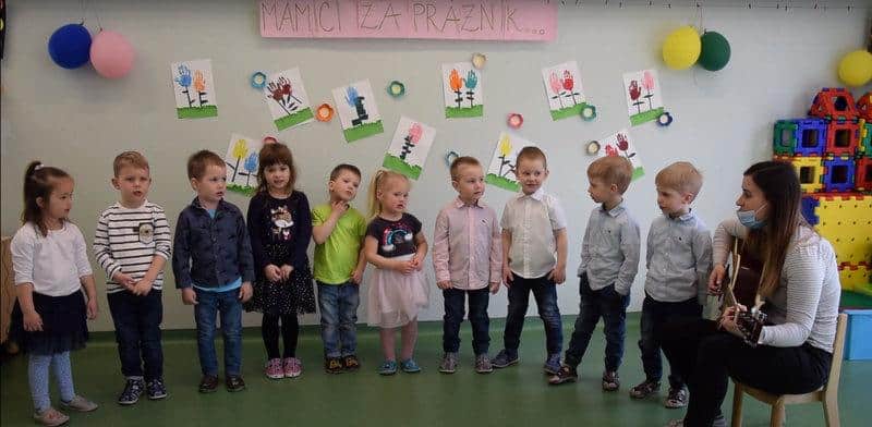 Otroci iz črnjanskega vrtca ob materinskem dnevu pripravili prisrčno proslavo (VIDEO)