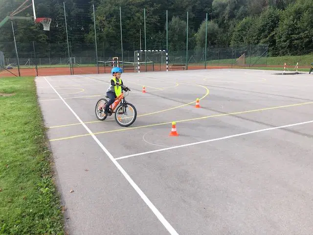 Otroci tudi v času epidemije ostajajo enotni: “Kolesarjenje je kul!”