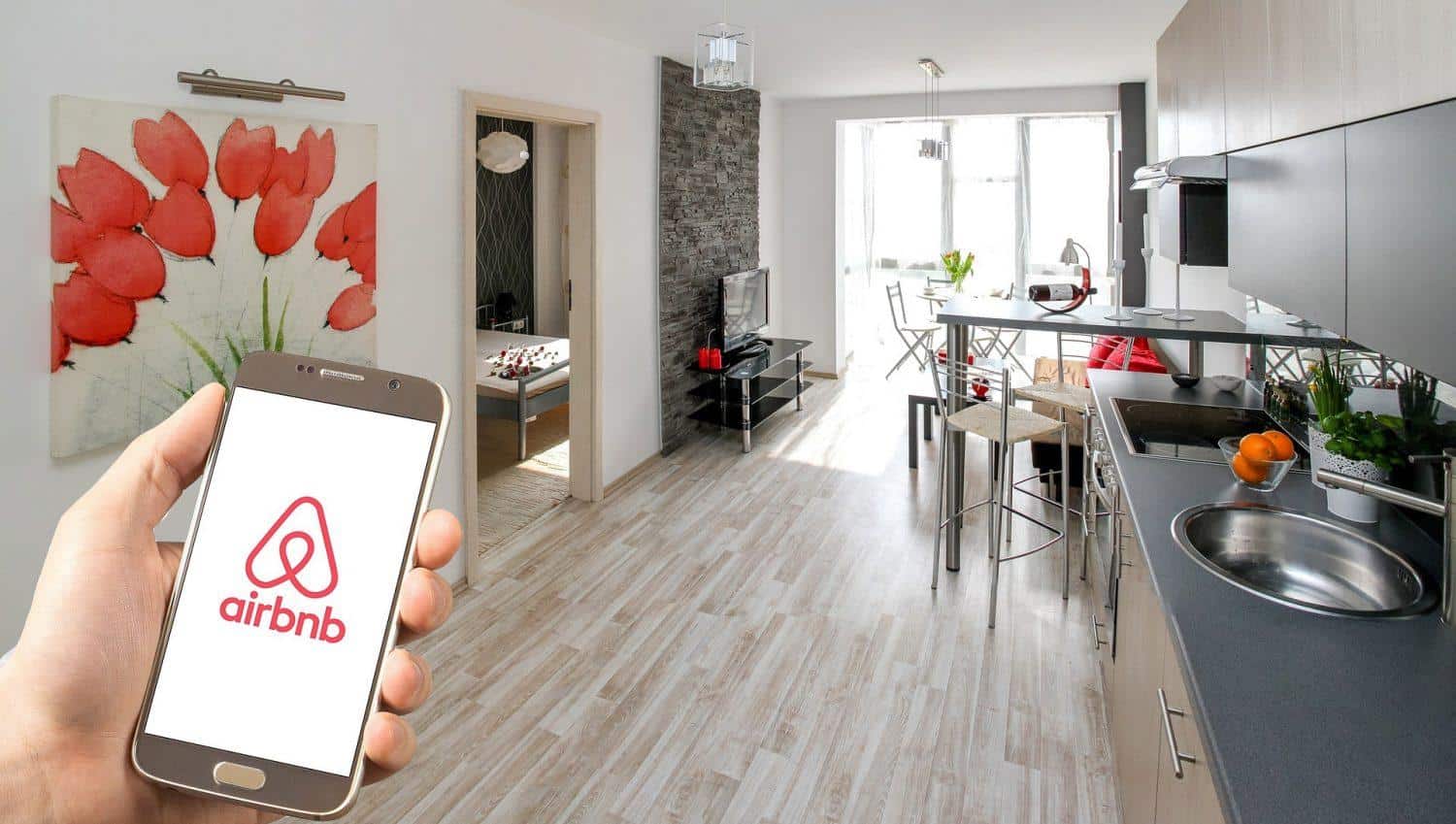 Predlog zakona tudi o oddajanju sob prek Airbnb. Predlagana uzakonitev obveznega nudenja čiste pitne vode v gostinskih obratih