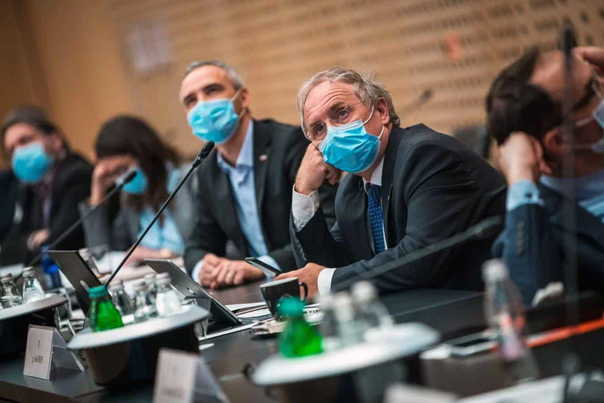 Hojs bo vladi predlagal, da se sprosti tudi omejitev zbiranj. Napoveduje tudi možnost sprememb pri prehajanju meje