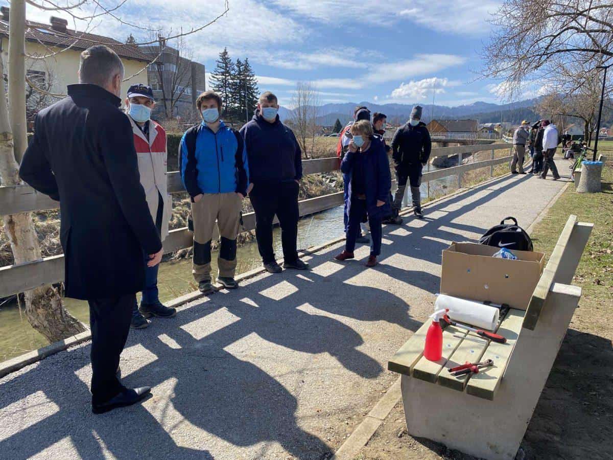 Dijaki lesarske šole izdelali in montirali nove klopi v Kuharjevem parku