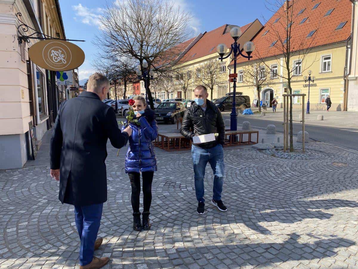 Slovenjgraški župan občanke ob njihovem prazniku obdaril s cvetjem