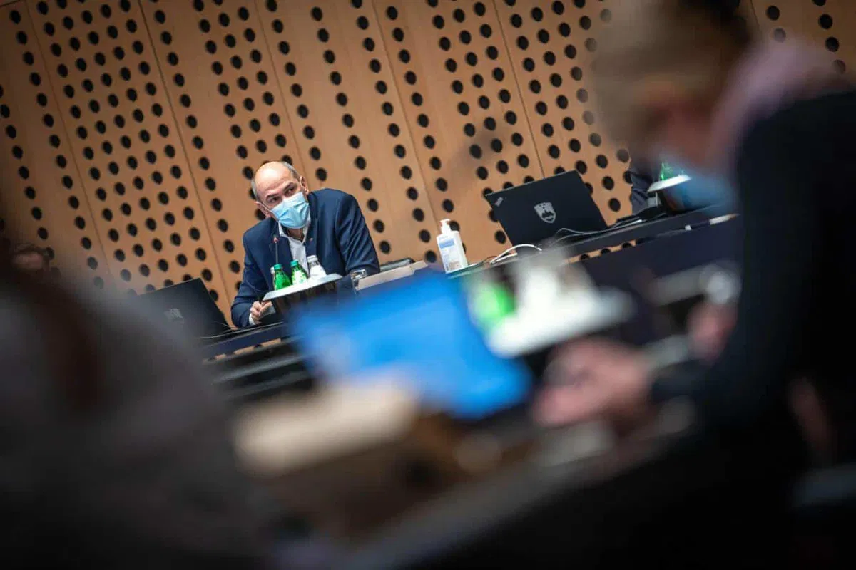 Vlada ruskim letalom prepovedala uporabo slovenskega zračnega prostora, za pomoč prebivalcem Ukrajine pa namenila 100.000 evrov