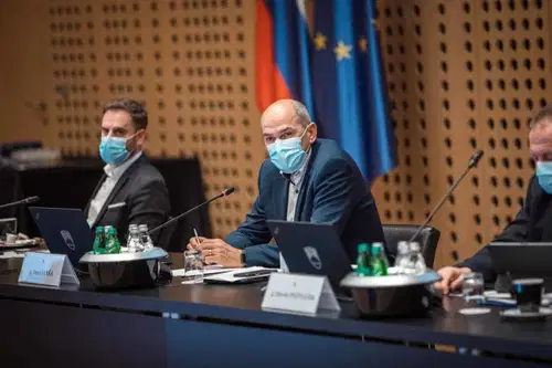 Janša: "Zaenkrat stabilno, a še vedno resno. Raste delež novih variant koronavirusa"