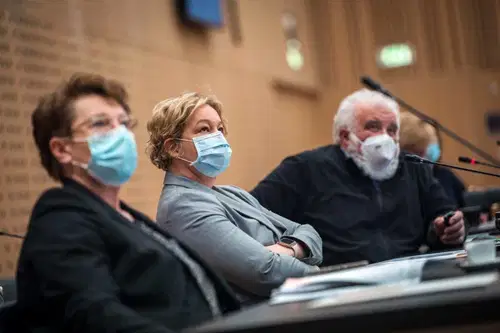 Svetovalna skupina za covid-19 razpravlja o drugačni organizaciji šol in gostinskih teras