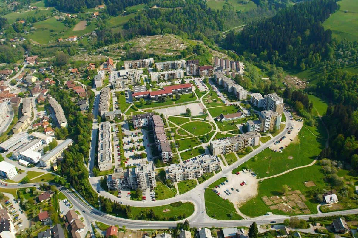 Začetek gradnje na Javorniku povzroča stanovalcem težave pri parkiranju. Občina Ravne odgovarja