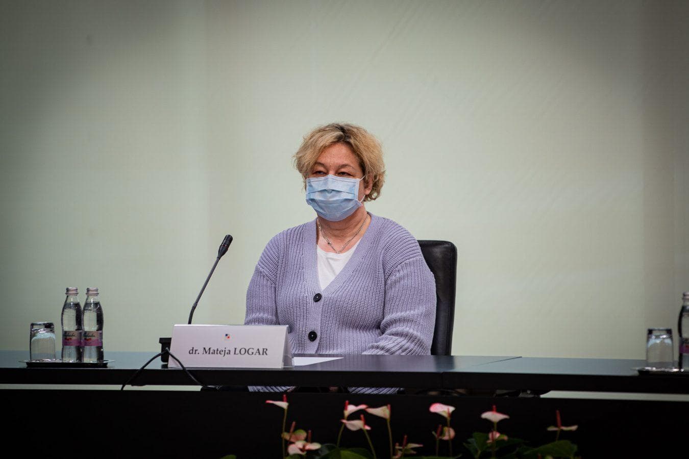 Logarjeva posvarila pred pritiskom na bolnišnice zaradi visokega števila okužb s koronavirusom. Spregovorila tudi o sproščanju ukrepov