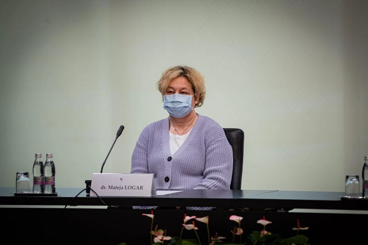 Svetovalna skupina bo vladi predlagala dva scenarija ukrepanja, na mizi tudi desetdnevno popolno zaprtje države