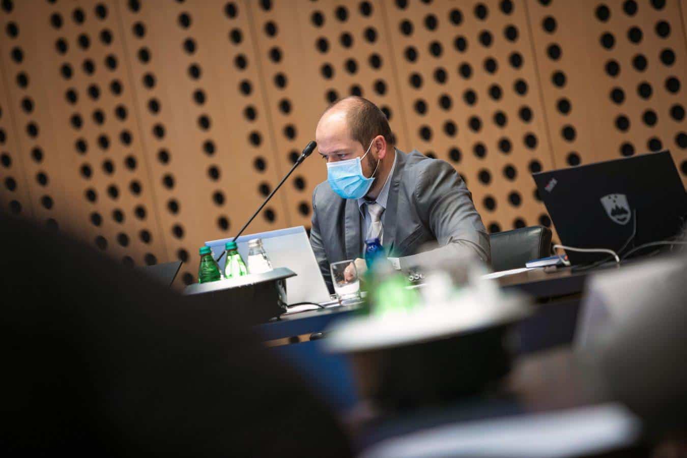 Poklukar: O obveznem cepljenju ta trenutek ne razmišljamo. Če bo prišlo do poslabšanja razmer, bi lahko že naslednji teden spet uvedli nekatere ukrepe