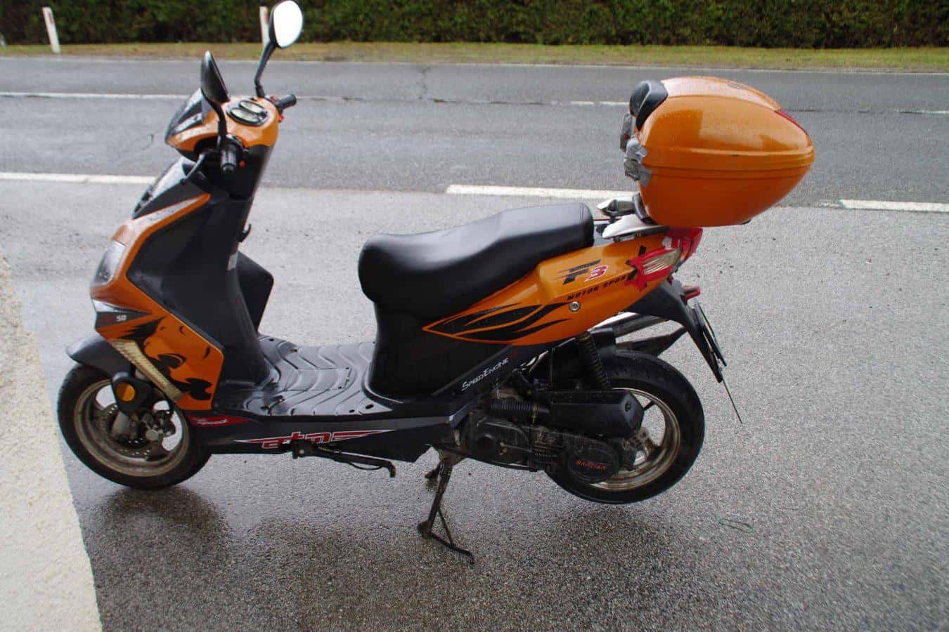Na območju PU Celje obravnavali voznika, ki je vozil predelan moped