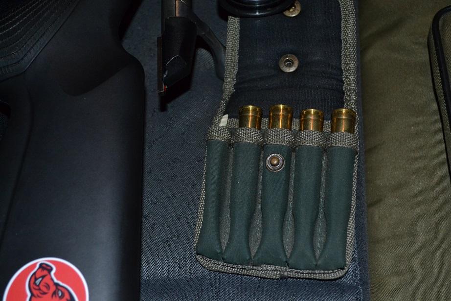 Dravograd: 20-letnik prevažal orožje brez dovoljenja in se skušal izogniti policijski kontroli